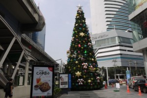Weihnachtsbäume an der Skytrainstation
