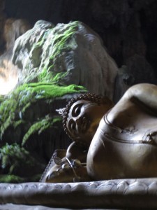 Buddhastatue in der Tham Phu Kham Höhle