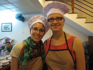 Ina und Mili am Kochen
