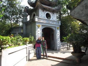Ina und Mili am Ngoc Son Tempel