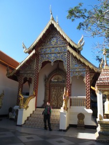 Ina vor einem Tempel am Doi Suthep