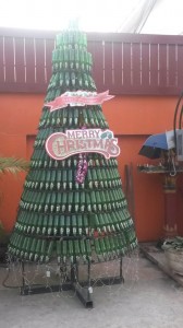 Weihnachtsbaum aus Bierflaschen