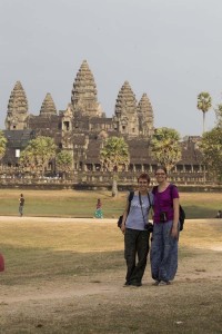 Mili und Ina vor Angkor Wat